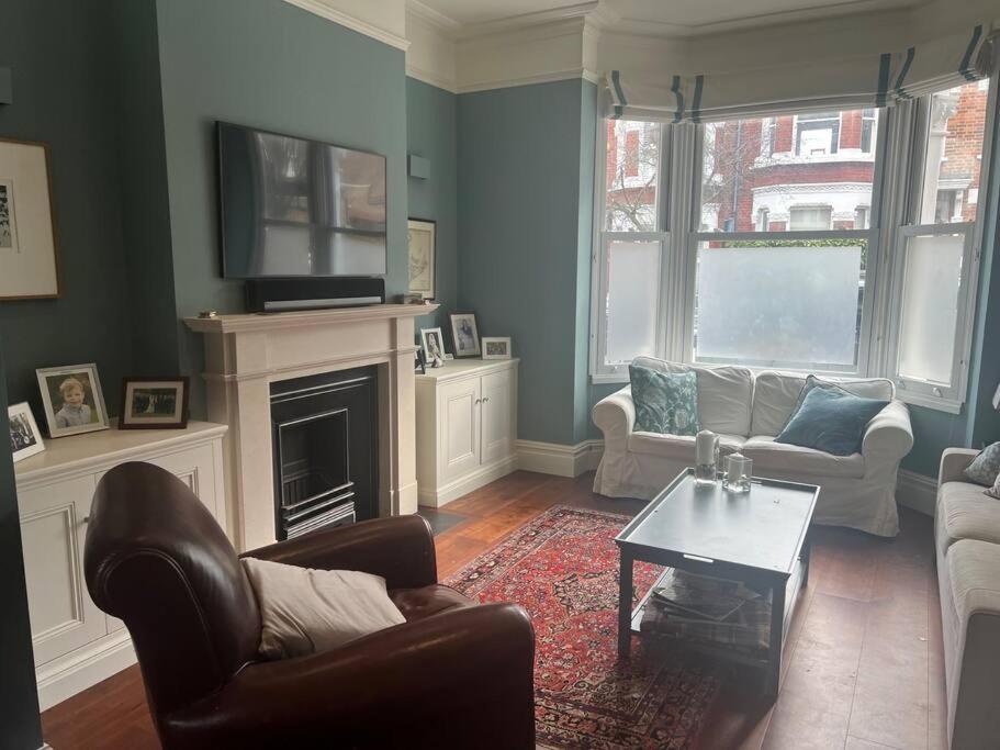 Four Bedroom Modern Victorian Wandsworth House Londra Esterno foto