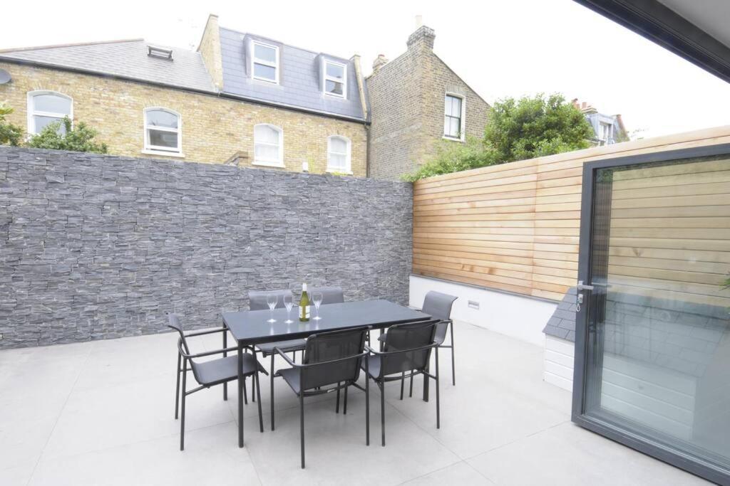 Four Bedroom Modern Victorian Wandsworth House Londra Esterno foto