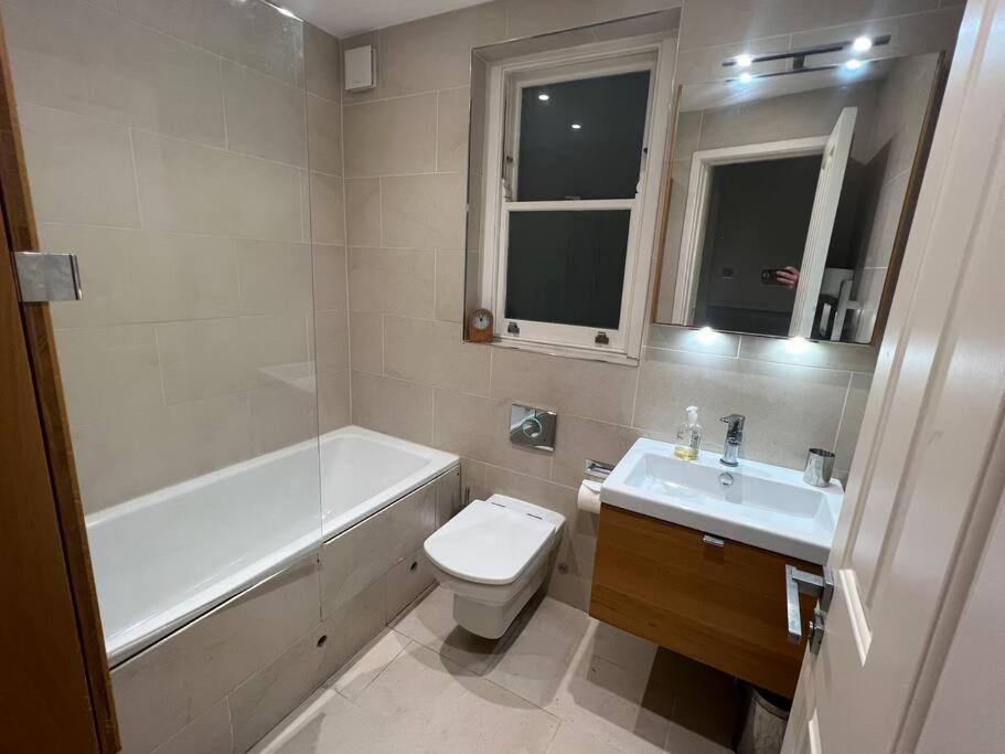 Four Bedroom Modern Victorian Wandsworth House Londra Esterno foto