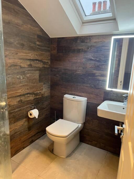 Four Bedroom Modern Victorian Wandsworth House Londra Esterno foto