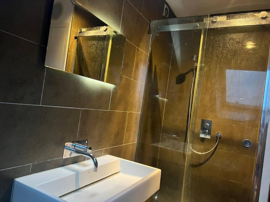 Four Bedroom Modern Victorian Wandsworth House Londra Esterno foto