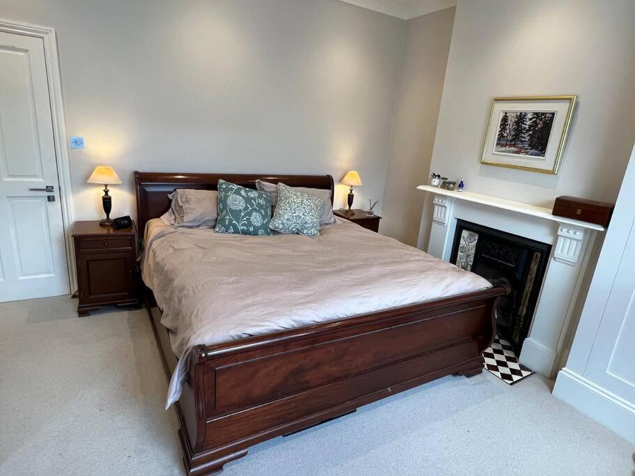 Four Bedroom Modern Victorian Wandsworth House Londra Esterno foto