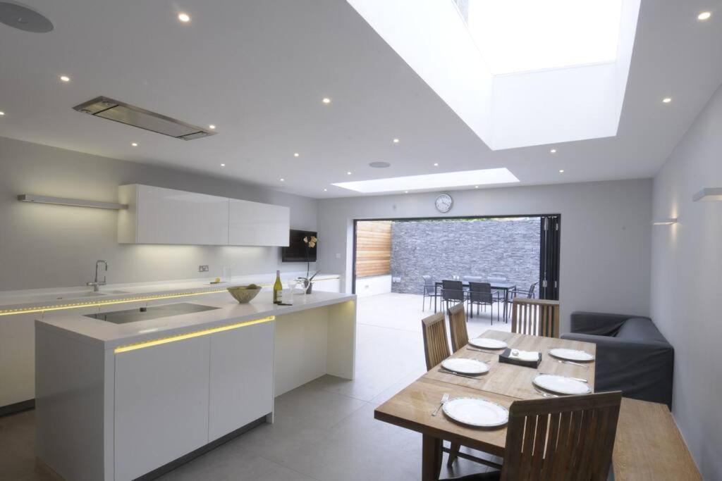 Four Bedroom Modern Victorian Wandsworth House Londra Esterno foto