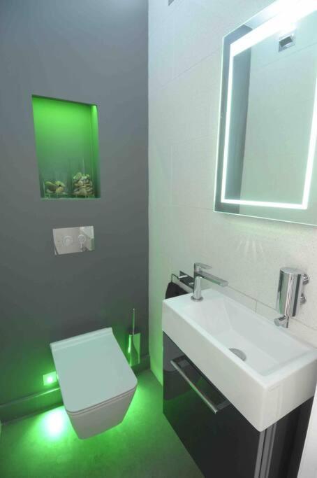 Four Bedroom Modern Victorian Wandsworth House Londra Esterno foto