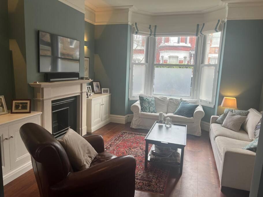 Four Bedroom Modern Victorian Wandsworth House Londra Esterno foto